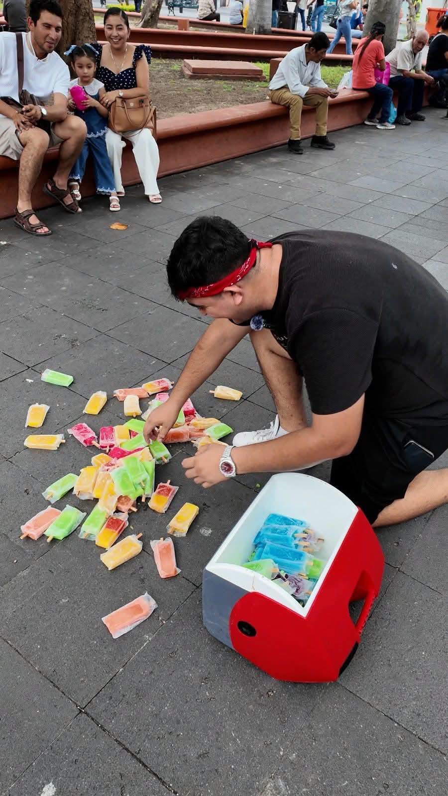 Lobomacj regala paletas de hielo para mitigar el calor en Tampico